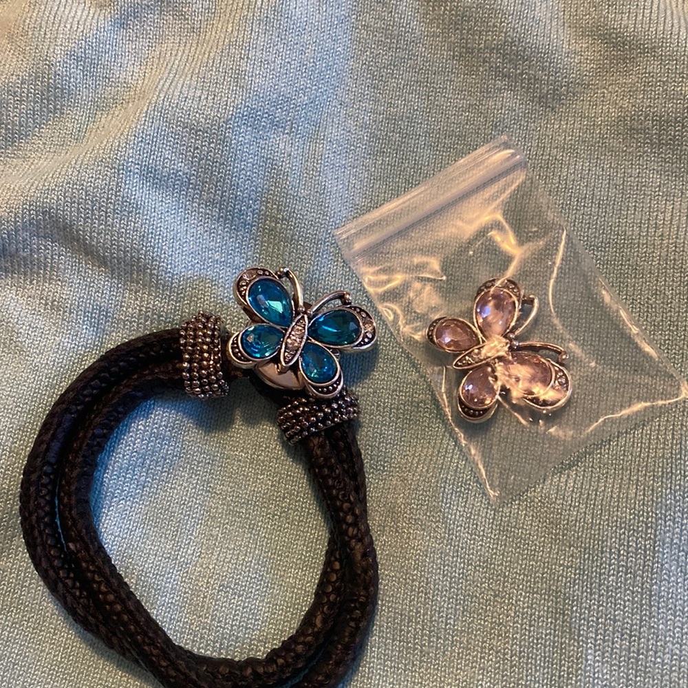 Snap bracelet with bonus charm
